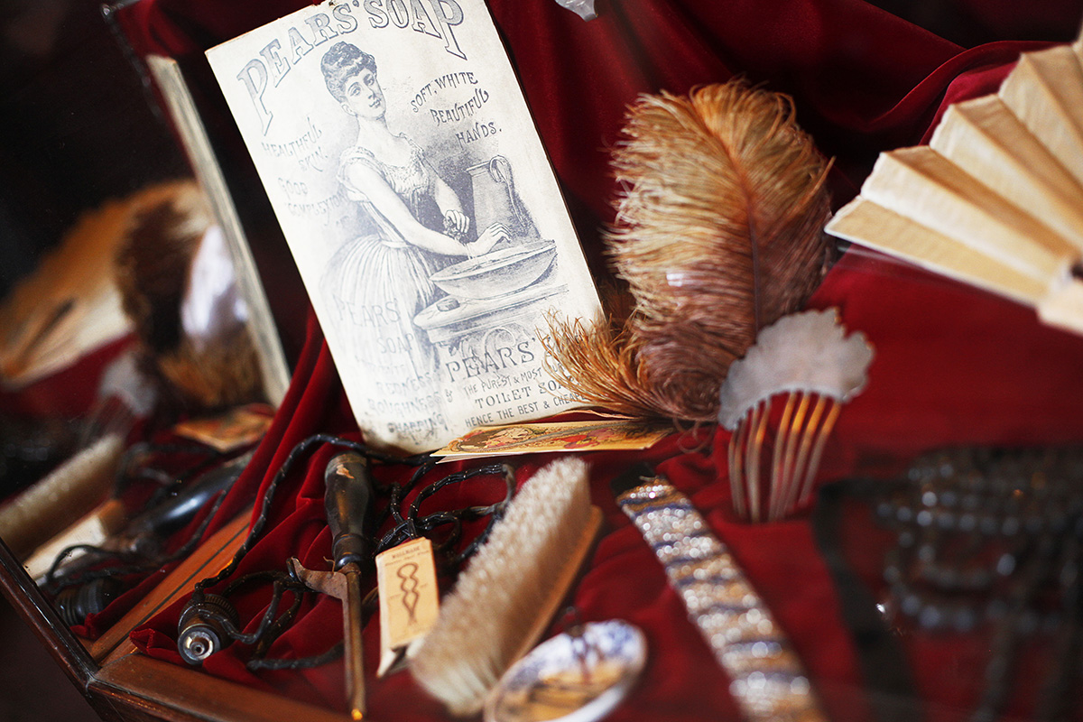 Red Onion Saloon building artwork